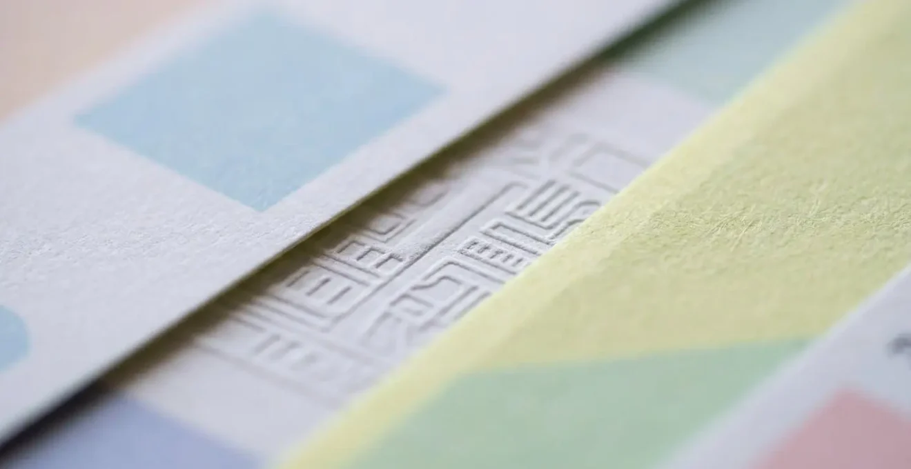 Vue macro détaillée d'un document de paie abstrait avec zones colorées