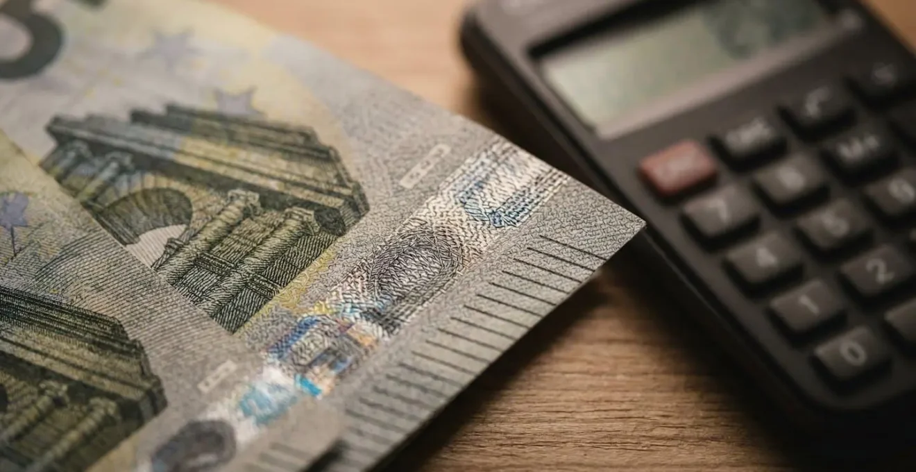 Vue macro de billets euros et calculatrice professionnelle sur bureau